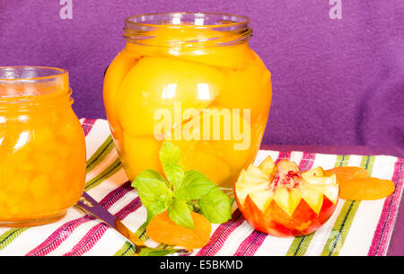 Frische Pfirsiche und Pfirsichmarmelade. Stockfoto