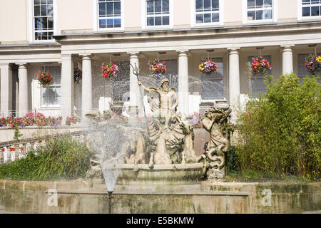 Der berühmte Neptunbrunnen im Stadtzentrum von Cheltenham, am südlichen Ende der Stadtverwaltung, mit hübschen Hängekörben im Sommer Stockfoto