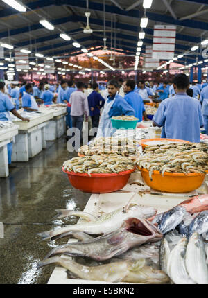 Schalen mit frischen Krabben und Fische auf Ständen in den Fisch Souk, Deira, Dubai, VAE mit vielen Marktfahrer angezeigt Stockfoto