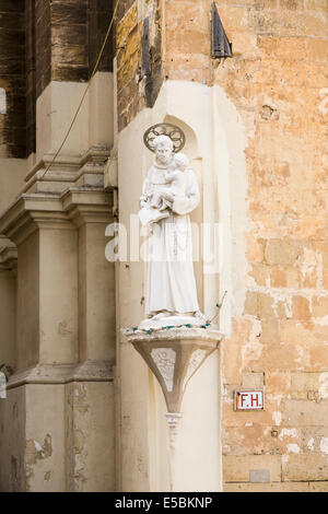 Statue eines Heiligen an einer Straßenecke, Valletta, Malta Stockfoto