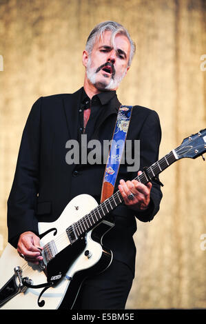 Lšrrach, Deutschland.  26. Juli 2014. Ruben Block (Gesang, Gitarre) vom belgischen Rockband Triggerfinger tritt beim Stimmen (Stimmen) Music Festival in Lšrrach, Deutschland. Foto: Miroslav Dakov / Alamy Live News Stockfoto