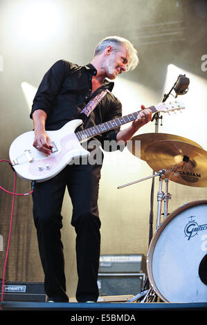 Lšrrach, Deutschland.  26. Juli 2014. Ruben Block (Gesang, Gitarre) vom belgischen Rockband Triggerfinger tritt beim Stimmen (Stimmen) Music Festival in Lšrrach, Deutschland. Foto: Miroslav Dakov / Alamy Live News Stockfoto