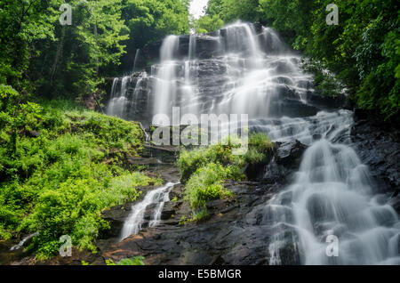 Langzeitbelichtung der Amicalola Falls in Georgien im Sommer Stockfoto