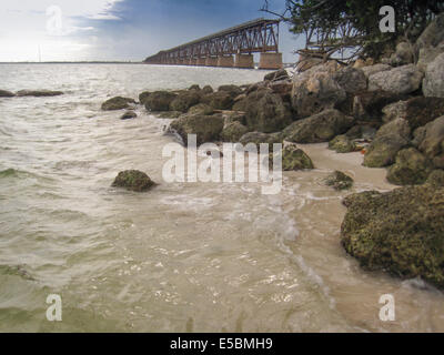 Überbleibsel einer alten Eisenbahnbrücke liegt ungenutzt in den Florida Keys Stockfoto
