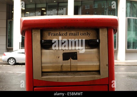 ein Briefkasten für frankiert Mail nur, in der City of London Stockfoto