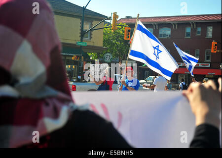 In London, Ontario über 150 Menschen an einer Kundgebung in Solidarität mit Palästinensern in Gaza während Israels offensive gegen Gaza Stockfoto