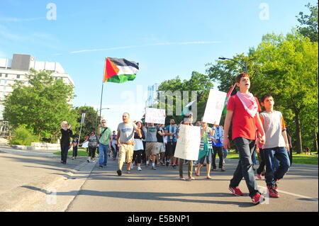 In London, Ontario über 150 Menschen an einer Kundgebung in Solidarität mit Palästinensern in Gaza während Israels offensive gegen Gaza Stockfoto