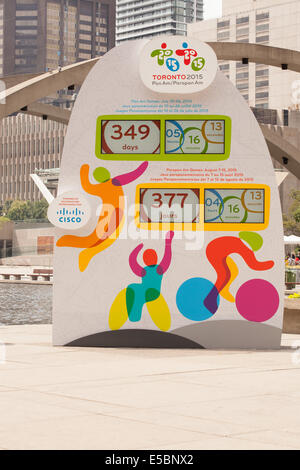 TORONTO - Juli 26, 2015 Pan Am und Parapan bin Spiele Countdown-Uhr am Nathan Phillips Square zeigt die verbleibende Zeit Stockfoto