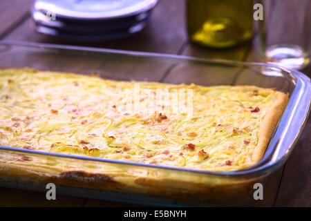 Traditionelle deutsche Zwiebelkuchen oder Zwiebelkuchen, aus einem Hefeteig und garniert mit Zwiebeln und Speck in Sahnesauce Stockfoto