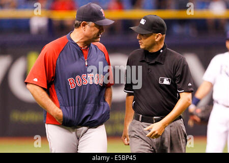 26. Juli 2014 - St. Petersburg, Florida, USA - wird VRAGOVIC | ZEITEN. Boston Red Sox Manager John Farrell (53) fordert für die Wiedergabe auf Boston Red Sox Designated Hitter David Ortiz' (34) Boden doppelt im ersten Inning der Boston Red Sox bei den Tampa Bay Rays im Tropicana Field in St. Petersburg, Florida auf Samstag, 26. Juli 2014 regieren. (Kredit-Bild: © Willen Vragovic/Tampa Bay Times / ZUMA Wire) Stockfoto