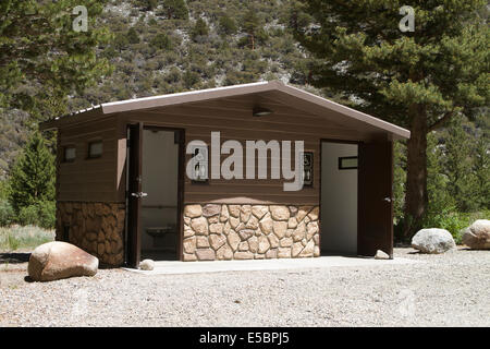 Öffentliche Toilette auf einem Campingplatz in den Bergen der Sierra Nevada Stockfoto