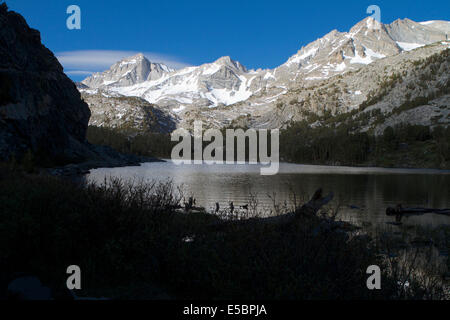 Langer See im oberen Teil der kleinen Seen Tal in der John Muir Wildnis Eastern Sierra Nevada Kalifornien USA Stockfoto