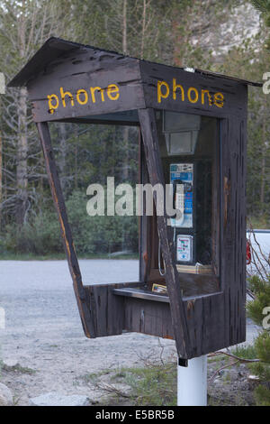 Altmodische amerikanische öffentliches Telefon in eine hölzerne Telefonzelle Stockfoto