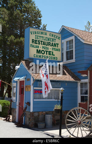Virginia Creek Siedlung, Motel-Restaurant und Campingplatz direkt am Highway 395 ca. 1 Meile vom Bodie Ghost Town State park Stockfoto
