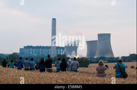 Didcot, Oxfordshire, Vereinigtes Königreich. 27. Juli 2014. Heute Morgen wurden die legendären Kühltürme von Didcot A Kraftwerk abgerissen. Stockfoto