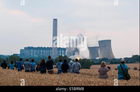 Didcot, Oxfordshire, Vereinigtes Königreich. 27. Juli 2014. Heute Morgen wurden die legendären Kühltürme von Didcot A Kraftwerk abgerissen. Stockfoto