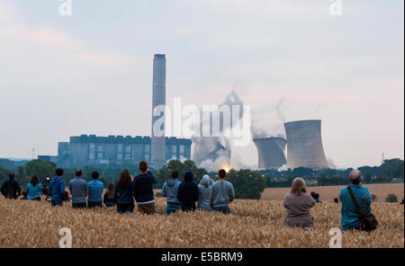 Didcot, Oxfordshire, Vereinigtes Königreich. 27. Juli 2014. Heute Morgen wurden die legendären Kühltürme von Didcot A Kraftwerk abgerissen. Stockfoto