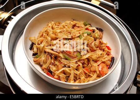Meer Essen Spaghetti sauer und asiatischen Basilikumsauce. Stockfoto