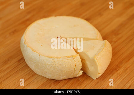 Camembert Käse auf Holzbrett Nahaufnahme Stockfoto