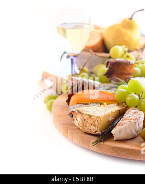 Verschiedene Arten von Käse und Wein isoliert auf weißem Hintergrund Stockfoto