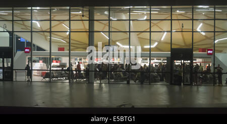 25. Juli 2014 - Kutaisi International Airport in der Nacht. Airport ist ein Flughafen befindet sich 14 km (8,7 km) westlich von Kutaisi, die zweitgrößte Stadt in Georgia. (Kredit-Bild: © Igor Golovniov/ZUMA Draht) Stockfoto