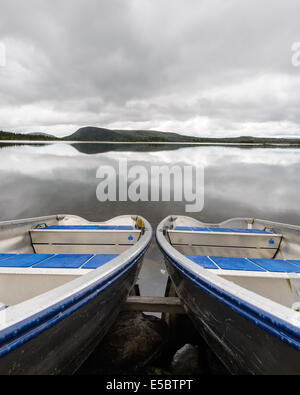 Ruderboote am idyllischen See Stockfoto