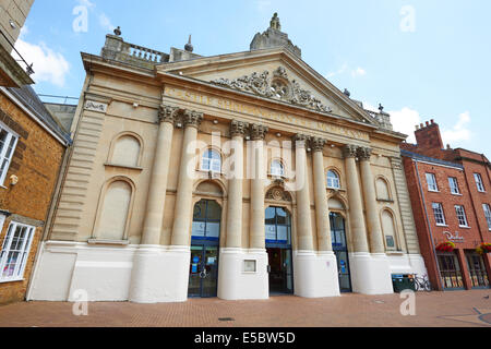 Eingang zum Schloss Quay Einkaufszentrum über ehemalige Cornhill Corn Exchange Banbury Oxfordshire UK Stockfoto