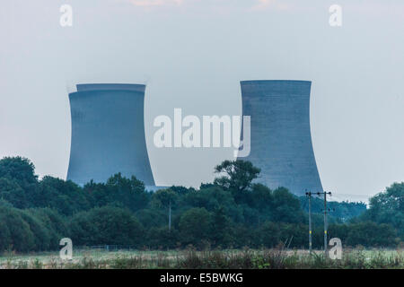 Didcot, Oxfordshire, Vereinigtes Königreich. 27. Juli 2014 Türme Sequenz 2 von 20 Bildern Abriss der Kühlung in Didcot Power Station. JMH6225 Stockfoto