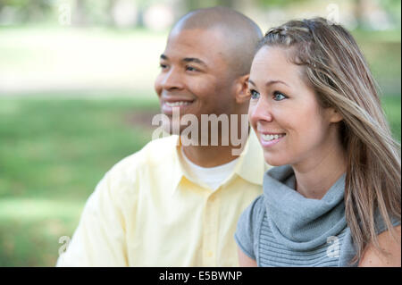 Glückliche junge interracial Paar posieren zusammen an einem sonnigen Tag. Stockfoto