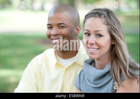 Glückliche junge interracial Paar posieren zusammen an einem sonnigen Tag. Stockfoto