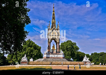 Das Albert Memorial befindet sich in Kensington Gardens, London, England, direkt in den Norden der Royal Albert Hall Stockfoto