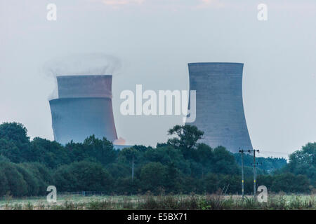 Didcot, Oxfordshire, Vereinigtes Königreich. 27. Juli 2014 Türme Sequenz 5 von 20 Bildern Abriss der Kühlung in Didcot Power Station. JMH6228 Stockfoto