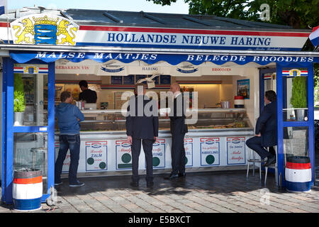 Kauf von rohem Hering am Buitenhof in den Haag, Holland Stockfoto