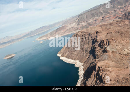 Ein Blick auf die Wüste neben einem See aus einem Hubschrauber. Stockfoto