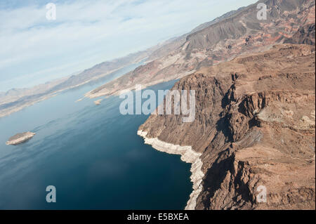 Ein Blick auf die Wüste neben einem See aus einem Hubschrauber. Stockfoto