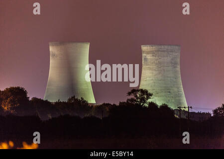 Didcot, Oxfordshire, Vereinigtes Königreich. 27. Juli 2014 Kühltürme in Didcot Power Station beleuchtet, kurz bevor sie gesprengt wurden. JMH6244 Stockfoto