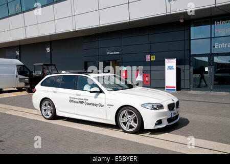 BMW 5 Serie VIP Höflichkeit Auto bei der Silverstone Classic Car Show Stockfoto