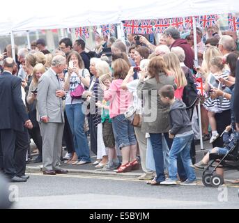 Prinz Charles bei einem Besuch in Looe in Cornwall, mit Cammila Herzogin von Cornwall ein neues Ponton in den Hafen zu nennen Stockfoto