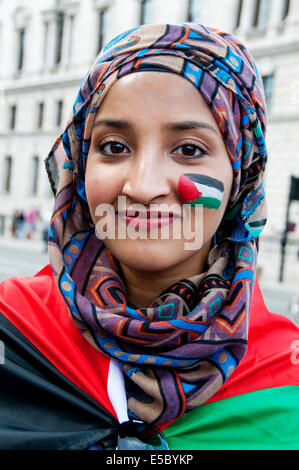 Demonstration gegen die israelische Bombardierung des Gazastreifens, 26.07.2014. Eine junge Frau hat eine kleine palästinensische Flagge gemalt auf ihrem Gesicht Stockfoto