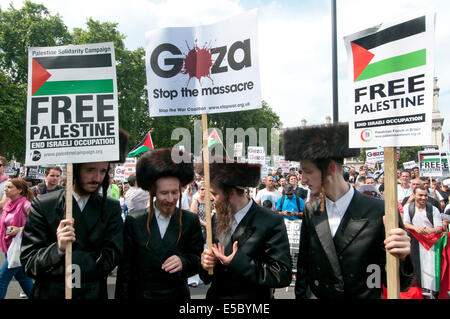 Demonstration gegen die Bombardierung des Gazastreifens. Mitglieder von Neturei Karta, orthodoxe Juden, die gegen den Staat Israel halten Plakate Stockfoto