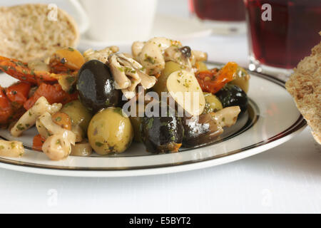 Antipasti Oliven mit Knoblauch getrocknete Tomaten und Shitake Pilze Stockfoto