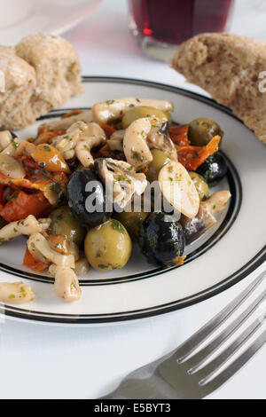 Antipasti mit Oliven sonnengetrockneten Tomaten und Shitake Pilzen gemacht Stockfoto