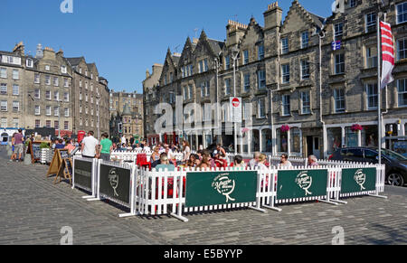Freiem Himmel essen und Café-Kultur in Grassmarket Edinburgh Schottland Stockfoto