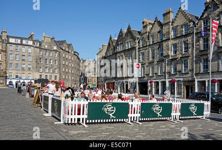 Freiem Himmel essen und Café-Kultur in Grassmarket Edinburgh Schottland Stockfoto
