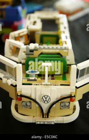 York, UK, 27. Juli 2014. LEGO Modell des klassischen Volkswagen Wohnmobil auf dem Display an der jährlichen York Lego Show an der University of York. Die Ausstellung umfasst Modelle von Mitgliedern des "Nördlichen Ziegelei", die Erwachsenen Fans von Lego (AFOL) gebaut. Bildnachweis: David Soulsby/Alamy Live-Nachrichten Stockfoto
