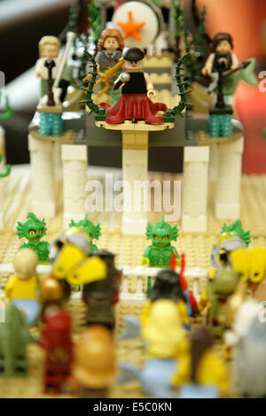 York, UK, 27. Juli 2014. LEGO Modell von einer Rock Band Gig auf dem Display an der jährlichen York Lego Show an der University of York. Die Ausstellung umfasst Modelle von Mitgliedern des "Nördlichen Ziegelei", die Erwachsenen Fans von Lego (AFOL) gebaut. Bildnachweis: David Soulsby/Alamy Live-Nachrichten Stockfoto