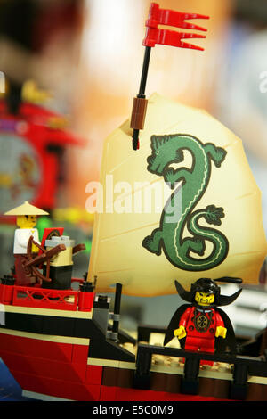 York, UK, 27. Juli 2014. LEGO Modell eine orientalische Schiff auf dem Display an der jährlichen York Lego Show an der University of York. Die Ausstellung umfasst Modelle von Mitgliedern des "Nördlichen Ziegelei", die Erwachsenen Fans von Lego (AFOL) gebaut. Bildnachweis: David Soulsby/Alamy Live-Nachrichten Stockfoto