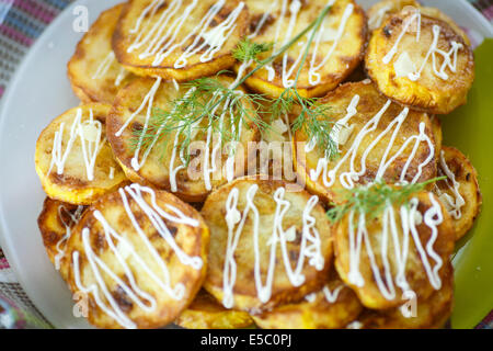 Zucchinischeiben in Butter mit Knoblauch gebraten Stockfoto