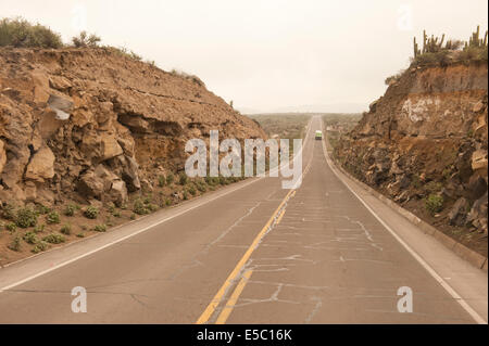 Eine peruanische Straße in der Nähe von Arequipa Peru im Stadtteil Yura an einem bewölkten Tag. Stockfoto