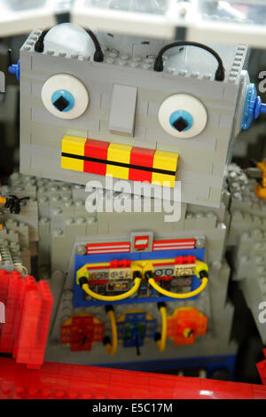 York, UK, 27. Juli 2014. LEGO Modell eines 50er Jahre Stil Roboter auf dem Display an der jährlichen York Lego Show an der University of York. Die Ausstellung umfasst Modelle von Mitgliedern des "Nördlichen Ziegelei", die Erwachsenen Fans von Lego (AFOL) gebaut. Bildnachweis: David Soulsby/Alamy Live-Nachrichten Stockfoto